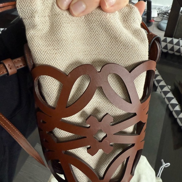 LOEWE
Anagram cut-out pocket in classic calfskin and canvas - Picture 5 of 14